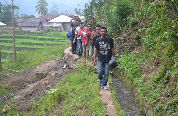 Selokan kecil ini yang digunakan sebagai jalan bagi pengunjung (Foto: Evan Lahur)