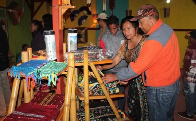 Tampak pengunjung sedang melihat kerajinan budaya Manggarai di stan Dinas Perindustrian, Perdagangan dan Koperasi