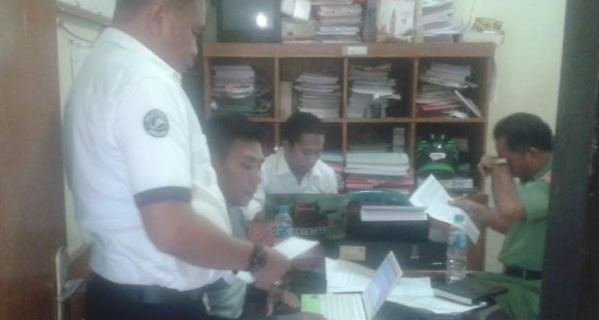 Kepala Dinas PU Mabar, Agus Tama berada di ruang penyidik Tipikor Polres Mabar, Senin (14/9/2015)