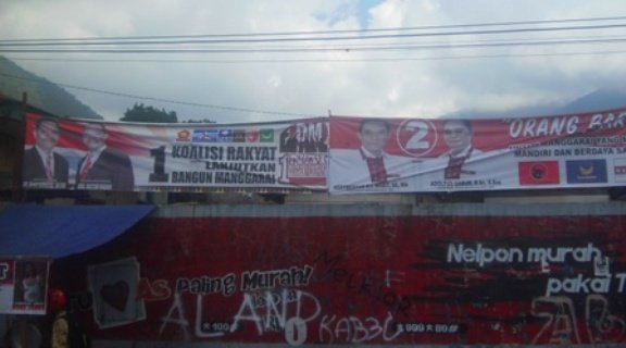 Baliho pasangan calon Pilkada Manggarai