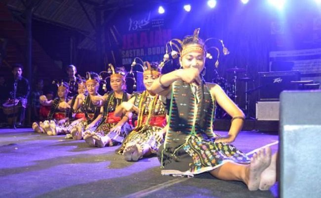 Anggota kopi pa'it sedang mementaskan tarian dalam salah satu acara di Yogyakarta