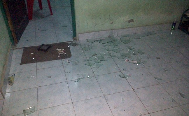 Pecahan kaca di markas Bara JP NTT usai dirusak oleh dua pemuda tidak dikenal