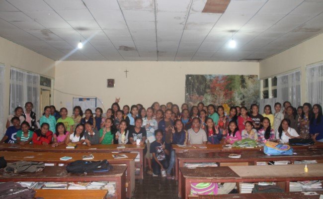 Penghuni Asrama Putri St Maria Fatima berpose bersama usai kegiatan pelatihan menulis pada Sabtu 6 Februari 2016
