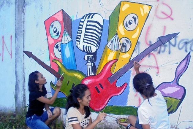 Beberapa siswi SMAK St Iganatius Loyola juga ikut berpartisipasi dalam kegiatan melukis ini. (Foto: dok. Mart Sakeus)