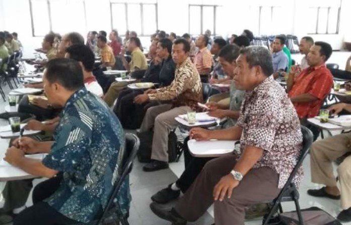 Para kepala desa, lurah serta camat dari Sembilan kecamatan di Manggarai Timur-Flores sedang mengikuti sosialisasi rastra Jumat, 18 Maret 2016.