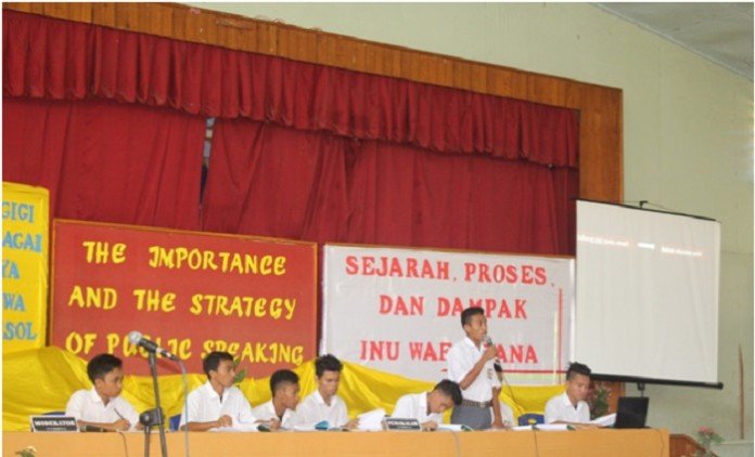 Tim pemakalah dari SMA Sanpio sedang memaparkan materi dalam seminar ilmiah, 2 Mei 2016