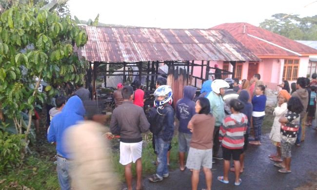 Warga berkerumun melihat rumah yang hangus terbakar (Foto:Ardy Abba/Floresa)