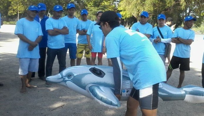 Para peserta bimbinangan teknis sedang melakukan simulasi penyelamatan mamalia, sebagai bagian dari rangkaian kegiatan bimbingan teknis, yang digelar di Pantai Pede, Labuan Bajo, Rabu