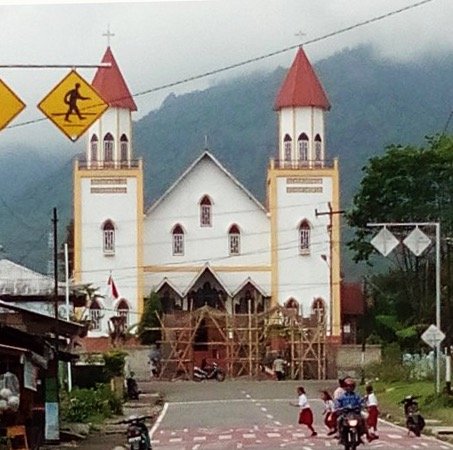 Pembangunan gapura di depan Katedral Lama Ruteng (Foto: Facebook Gabriel Mahal)