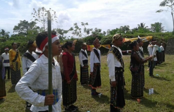 para-pemuda-di-rekas-saat-mengikuti-upacara-peringatan-hari-sumpah-pemuda-pada-jumat-28-oktober-2016