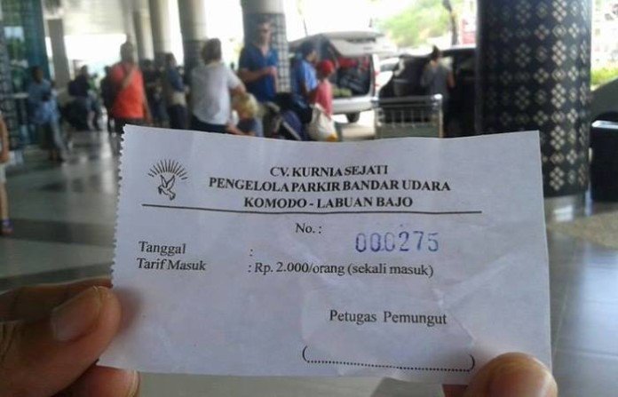 Salah satu karcis untuk pejalan kaki yang masuk ke wilayah Bandara Komodo