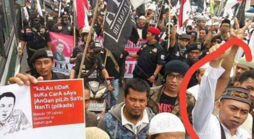 Mohammad Jonaidi (kanan) berada di antara umat Muslim yang ikut aksi unjuk rasa di Jakarta pada Jumat, 14 Oktober 2016. Pilihannya mengenaka topi adat Manggarai dalam aksi tersebut memicu perdebatan di kalangan orang Manggarai. (Foto: Facebook)