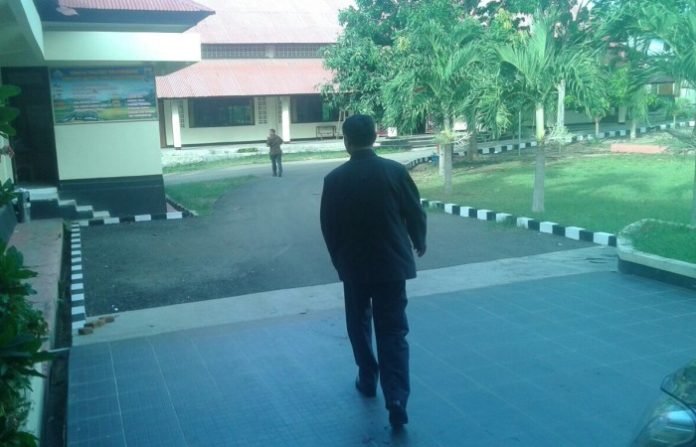 bupati-mabar-agustinus-ch-dula-saat-meninggalkan-kantor-polres-mabar-usai-menjalani-pemeriksaan-terkait-kasus-dugaan-korupsi-lando-noa