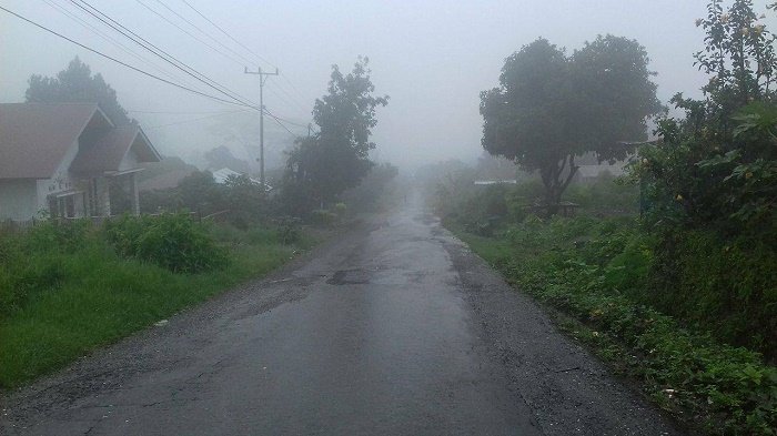 Kabut selimuti Kota Ruteng jelang natal (Foto: Ronald Tarsan/Floresa)