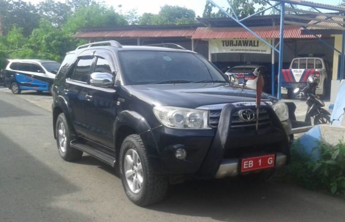 mobil-yang-dipakai-bupati-agustinus-ch-dula-saat-mendatangi-polres-manggarai-barat-hari-ini-kamis-19-desember-2016-untuk-menjalani-pemeriksaan-terkait-kasus-dugaan-korupsi-jalan-lando-noa