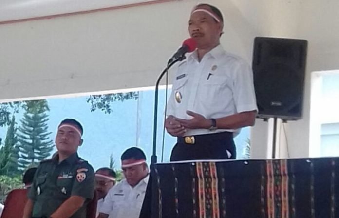 victor-madur-wakil-bupati-manggarai-menyampaikan-sambutan-dalam-apel-di-ruteng-rabu-30-november-2016