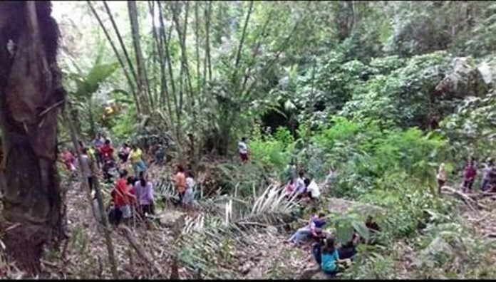 dalam-foto-ini-tampak-sejumlah-kaum-muda-di-desa-bu-selatan-menanam-pohon-di-sekitar-mata-air