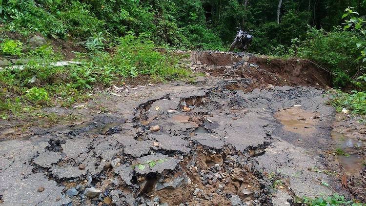 Jalan yang rusak parah karena longsor, yang menghubungkan wilayah Rareng menuju Boleng Darat, Rungkam dan Merawang. (Foto: Akbar Latief)