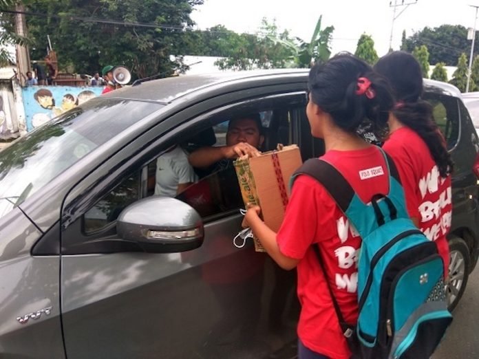 acara-penggalangan-dana-oleh-anak-muda-di-labuan-bajo-untuk-membantu-biaya-media-pasien-di-denpasar-bali