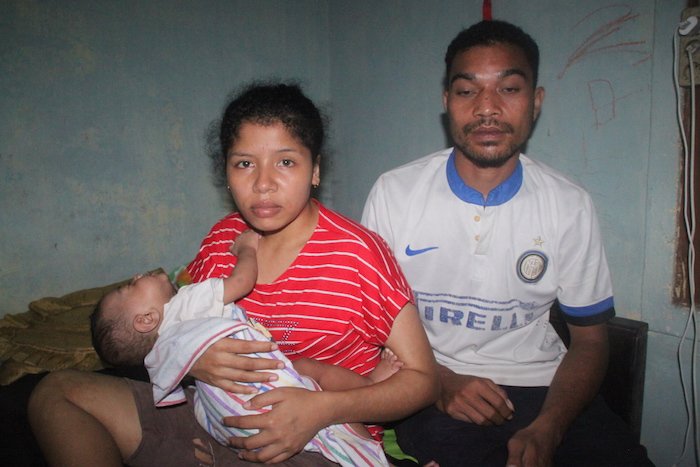 Safrianus Loyra bersama orangtuanya. (Foto: Addy Farand)