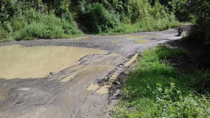 salah-satu-titik-yang-rusak-di-ruas-jalan-ruteng-ibukota-kabupaten-manggarai-menuju-reo-ibukota-kecamatan-reok-di-pantai-utara-pulau-flores