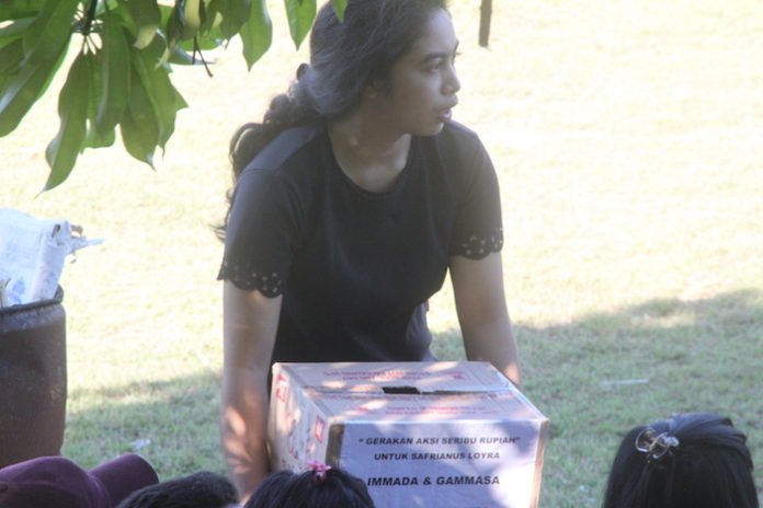 seorang-mahasiswi-asal-manggarai-di-bali-sedang-menenteng-kotak-sumbangan-untuk-meringankan-biaya-pengobayan-safrianus-loyra-bayi-usia-7-bulan