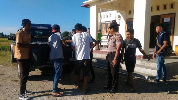 aparat-di-polsek-reo-mengamankan-sopi-dari-sebuah-gudang-milik-warga