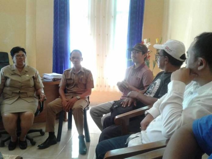 kepala-dinas-pendidikan-manggarai-timur-frederika-soch-saat-beraudiensi-dengan-para-wartawan-senin-8-mei-2017