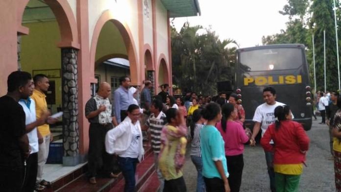 umat-asal-larantuka-yang-melewati-weekend-di-seminari-tinggi-st-petrus-rirapiret-sedang-bercengkerama-dengan-para-frater-dan-pastor