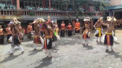 Siswa SMK Sadar Wisata Ruteng mementaskan tarian Caci saat perpisahaan dengan Hermann Ayen. (Foto: Ronald Tarsan/Floresa)