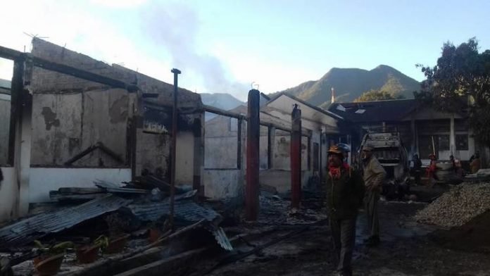 Kondisi kantor Dinas Kependudukan dan Catatan Sipil Kabupaten Manggarai yang terbakar pada Kamis, 15 Juni 2017