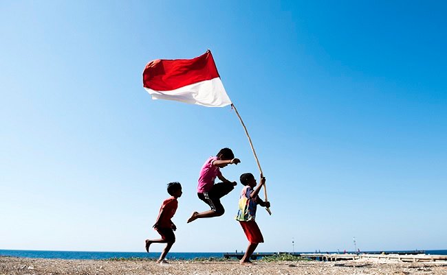 Sejumlah prajurit TNI yang tergabung dalam Satgas Pengamanan Pulau terluar XVII melakukan patroli di pulau Ndana, Rote Barat Daya, Nusa Tenggara Timur
