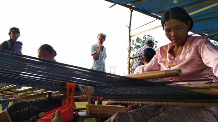Seorang ibu yang sedang menenun, bagian dari uupaya promosi dalam Festival Liang Ndara