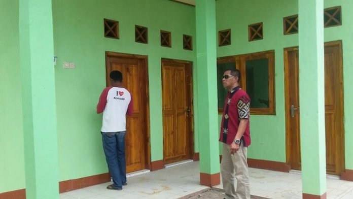 Fidelis Syukur, wakil ketua DPRD Mabar sedang memantau gedung hasil pengerjaan proyek dengan pagu anggaran Rp 2,8 Miliar