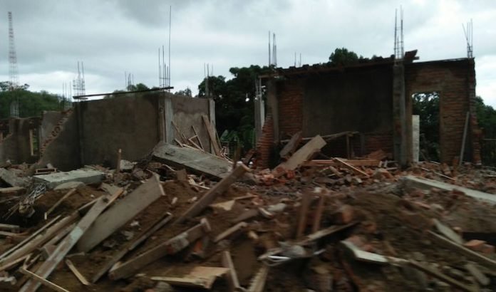 Ini adalah puing rumah Maksi Nggaus, warga Labuan Bajo yang sudah dirobohkan karena menyalahi aturan tata ruang dan tidak mengantongi izin mendirikan bangunan