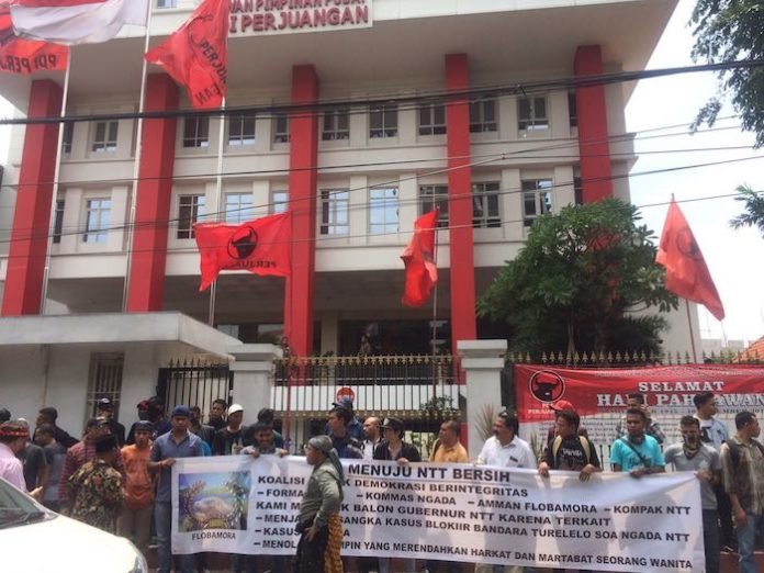 Para pemuda yang menggelar aksi unjuk rasa di kantor DPP PDIP, Kamis, 23 November 2017