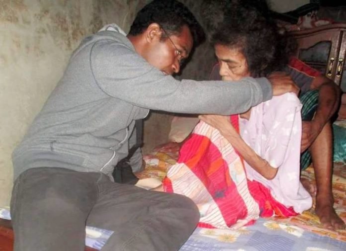 Pastor Avent Saur SVD bersama salah seorang penyandang ganggung jiwa yang ia layani