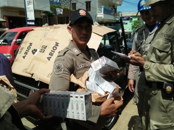 penggerebekan toko yang menjual rokok ilegal di Labuan Bajo
