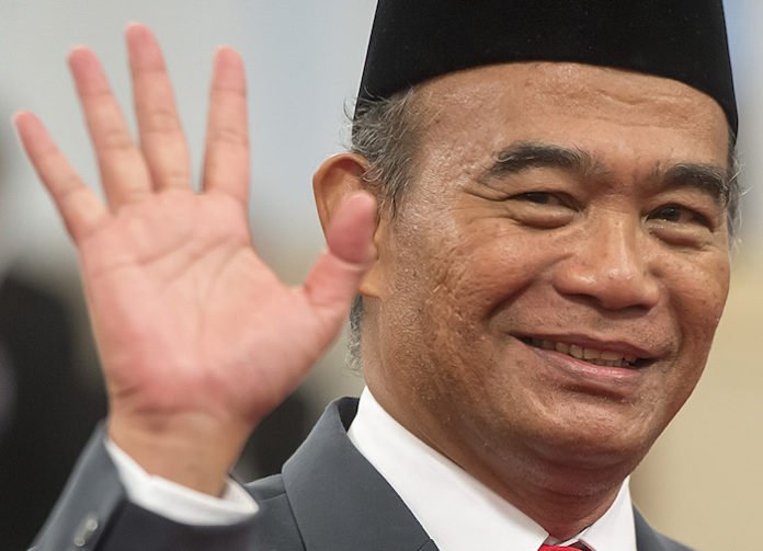 Menteri Pendidikan dan Kebudayaan Muhadjir Effendi berpose sebelum mengikuti pelantikan di Istana Negara, Jakarta, Rabu (27/7).