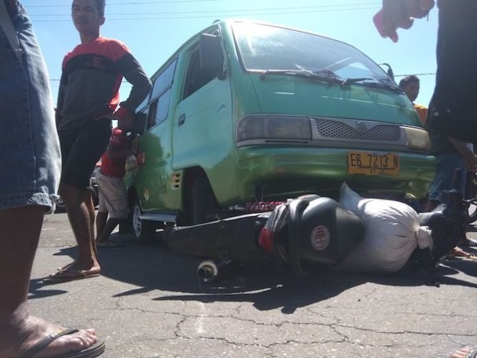 mobil tabrakan