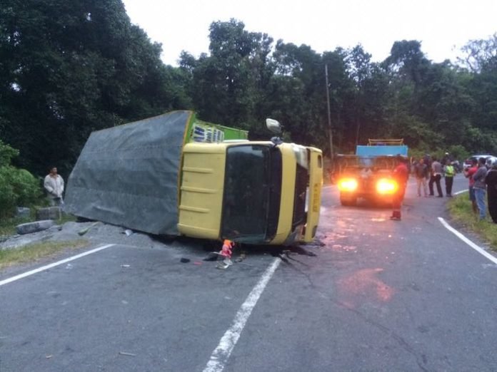 mobil terbalik
