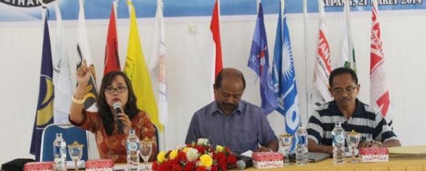 Juru bicara KPU NTT, Maryanti Luturmas Adoe bersama Yosafat Koli membawakan materi dalam acara Rapat Koordinasi dan Penyerahan Berita Acara Rekapitulasi Perbaikan DPT kepada Bawaslu dan Peserta Pemilu Tingkat Propinsi NTT di Kupang, Maret 2014 lalu. (Pos Kupang)