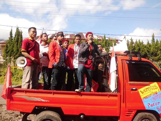 Aksi unjuk rasa PMKRI dan GMNI di depan PN Ruteng, senin (12/5/2014). (Floresa/Ardy Abba)