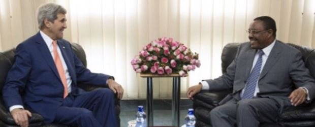 Menlu AS John Kerry (kiri) melakukan pembicaraan dengan PM Ethiopia, Hailemariam Dessalegn di Addis Ababa Kamis (1/5/2014). (Foto: AFP)