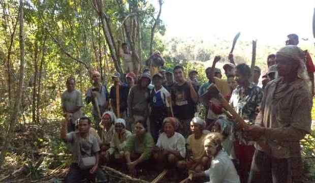 Warga Tumbak sedang berada di lahan mereka yang hendak ditambang oleh PT Aditya Bumi Pertambangan (Foto: Floresa/Irvan Kurniawan)