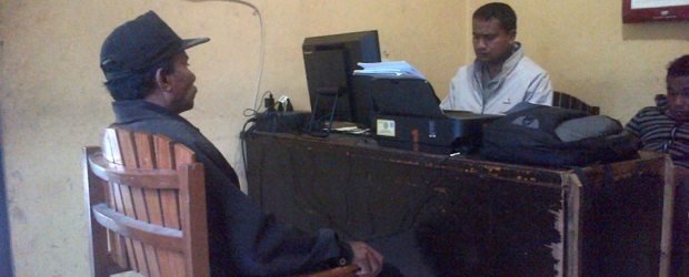 Yosep Yakop, saat melaporkan kejadian sodomi PS terhadap enam napi di Polres Manggara, Selasa (19/8/14) (Foto: Floresa/Ardy Abba)