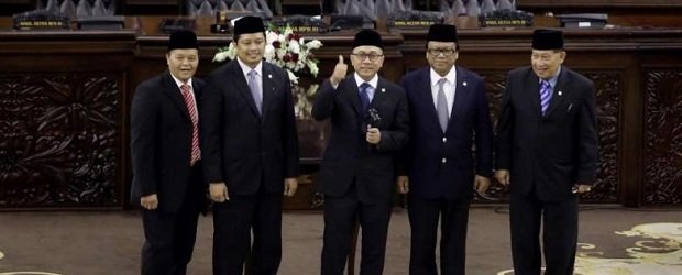 Pimpinan MPR-RI periode jabatan 2014-2019 foto bersama usai pengambilan sumpah Ketua dan Wakil Ketua MPR-RI di Gedung Nusantara, MPR/DPR/DPD-RI, Senayan, Jakarta, Rabu (8/10/2014). Zulkifli Hasan (tengah) terpilih sebagai Ketua MPR. Photo: Kompas.com.