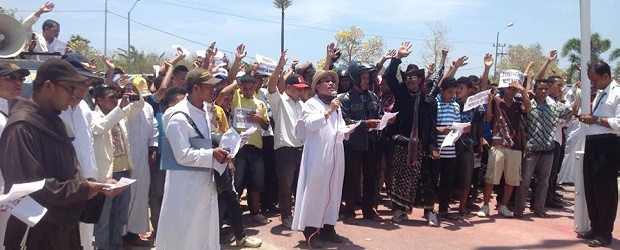 Aksi tolak tambang para imam di Labuan Bajo, Manggarai Barat, Senin (13/10/2014)