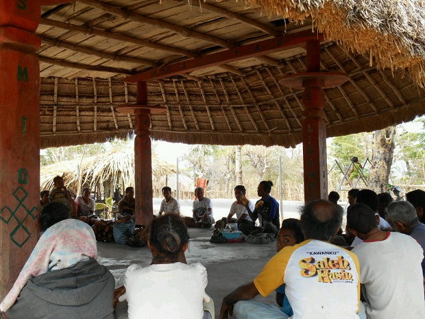 Masyarakat adat Pubabu-Besipae dalam salah salah satu pertemuan di tenda di lahan yang kelolah. (Foto: Walhi NTT)