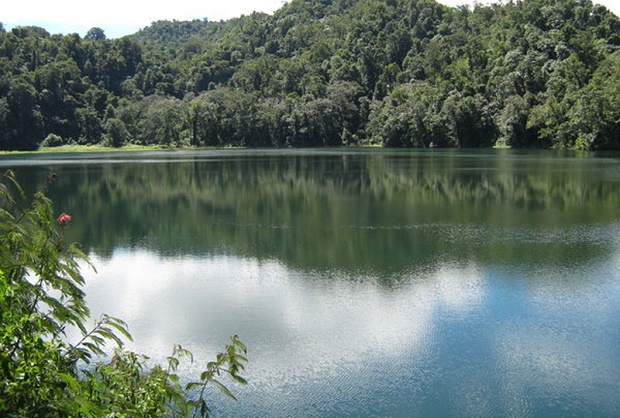 Danau Rana Mese dengan airnya yang tenang, kental dengan suasana teduh. (Foto: http://www.indonesiatravelingguide.com)